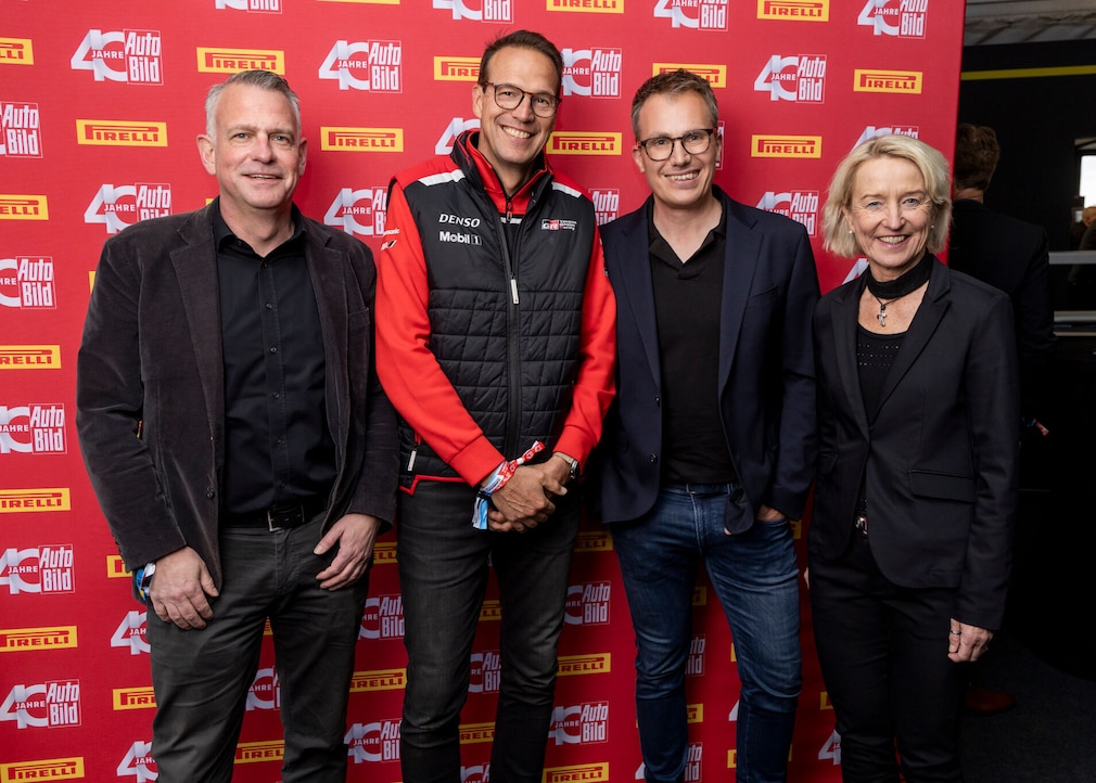 Markus Burgmer (General Manager Public Relations und Presse Toyota Deutschland), Mario Köhler (President & CEO Toyota Deutschland GmbH), Robin Hornig und Rallye-Legende Isolde Holderied
