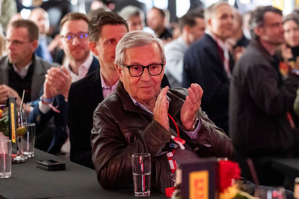 Mister Tagesschau und DGL-Juror Jan Hofer appllaudiert dem Geburtstagskind AUTO BILD.