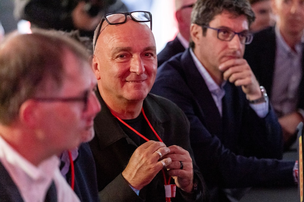 Tom Drechsler, Head of ŠKODA Communication, genießt die Feier,