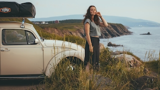 Maria Ehrich mit VW Käfer Ultima Edicion an der Küste von Neufundland