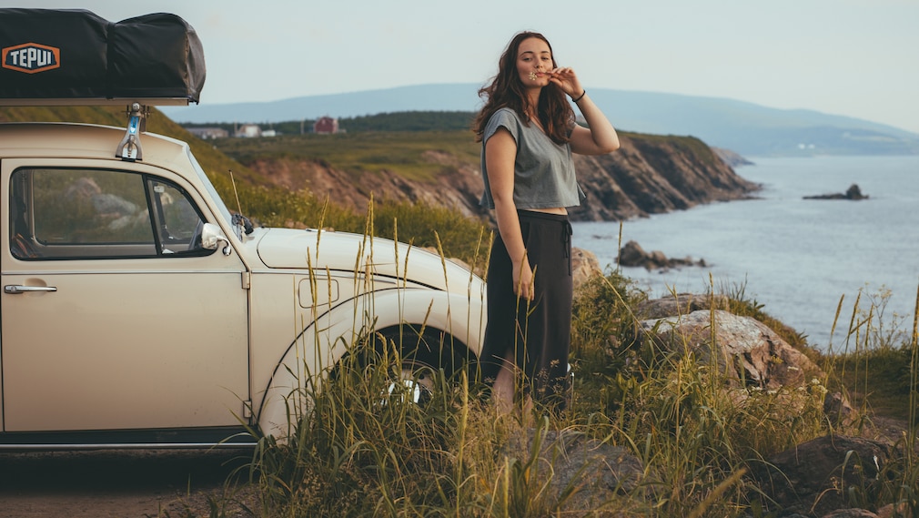 Maria Ehrich mit VW Käfer Ultima Edicion an der Küste von Neufundland
