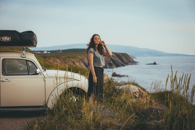 Maria Ehrich mit VW Käfer Ultima Edicion an der Küste von Neufundland