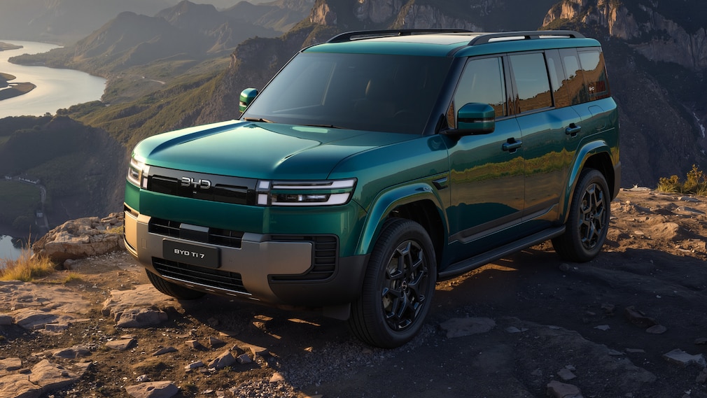 BYD TI7 steht an einer Felsklippe vor einer Berglandschaft.