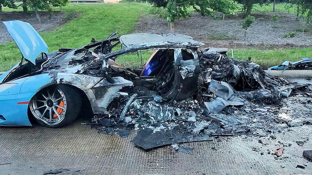 Lamborghini Aventador und Revuelto komplett zerstört beim Unfall