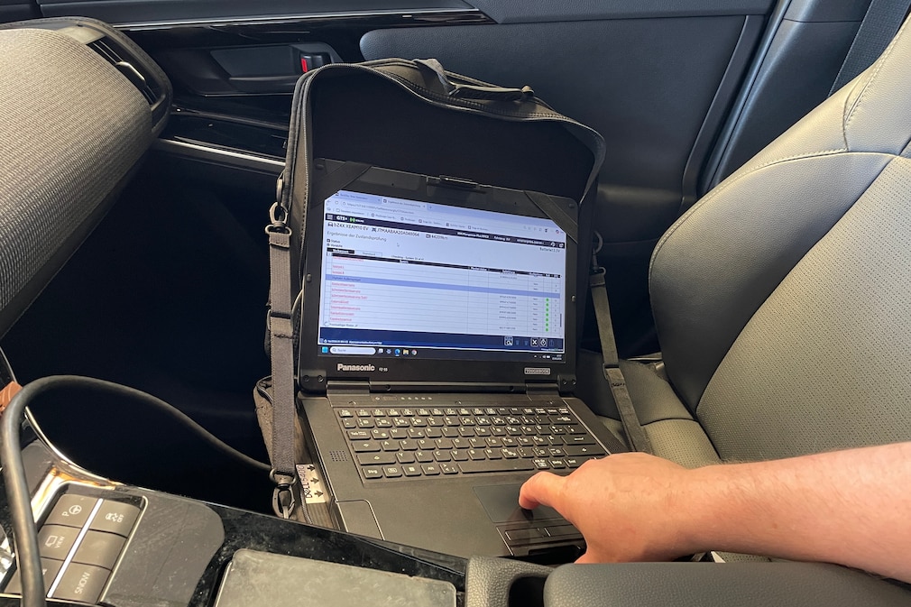 Akku-Check beim Toyota bZ4X, hier bei der Toyota-Werkstatt Dello in Hamburg