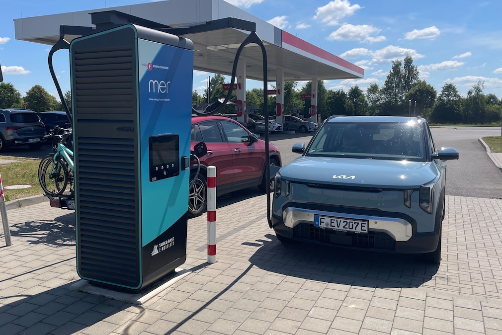 Kia EV2 beim Schnellladen