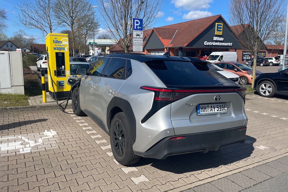 Toyota bZ4X beim Schnellladen