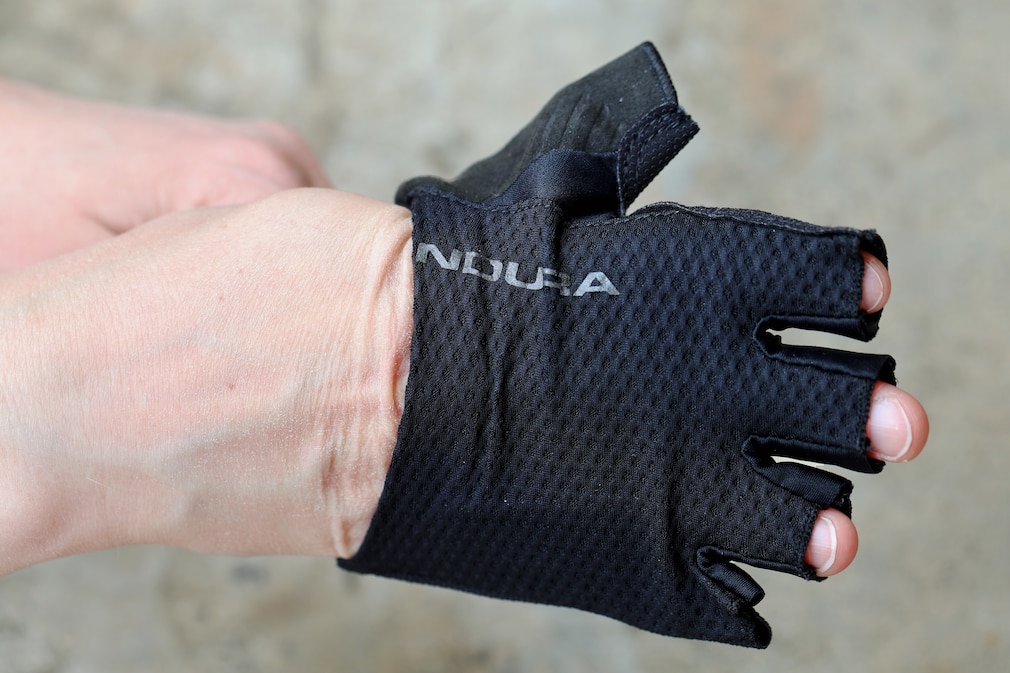 Beim Anziehen des Endura-Handschuhs dreht sich dieser am Handrücken auf Links.
