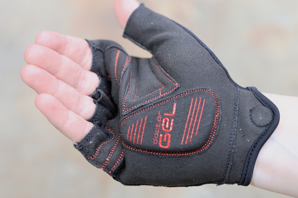 Beim Beugen der Hand wird der enorme Faltenwurf des Handschuhs erkennbar.