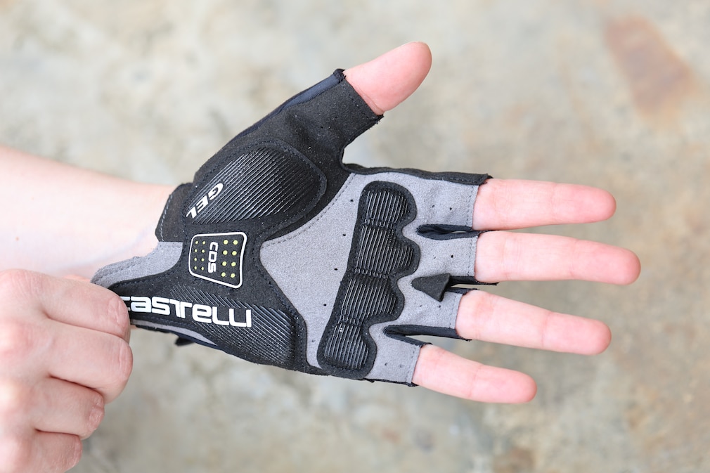 Der Castelli Arenberg 2-Handschuhe wird per Lasche angezogen.