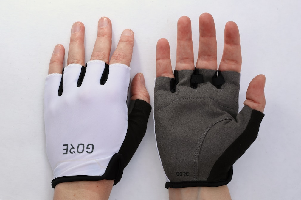 Der Gore-Handschuhe an den Händen – einmal von oben und einmal von unten zu sehen.