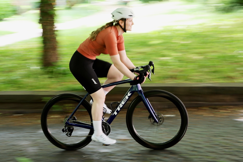 Die Testerin auf dem Fahrrad greift in den Unterlenker und trägt die Castelli-Testhandschuhe.