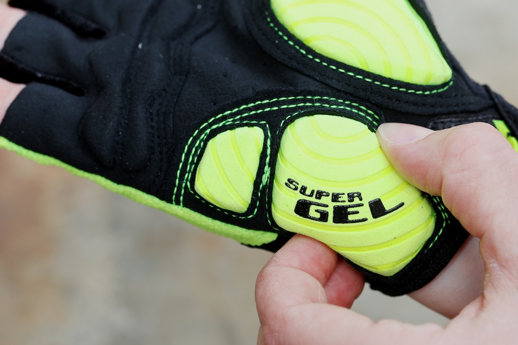 Finger drücken auf die Gel-Polsterung auf der Innenfläche des Giro Strade Duras.