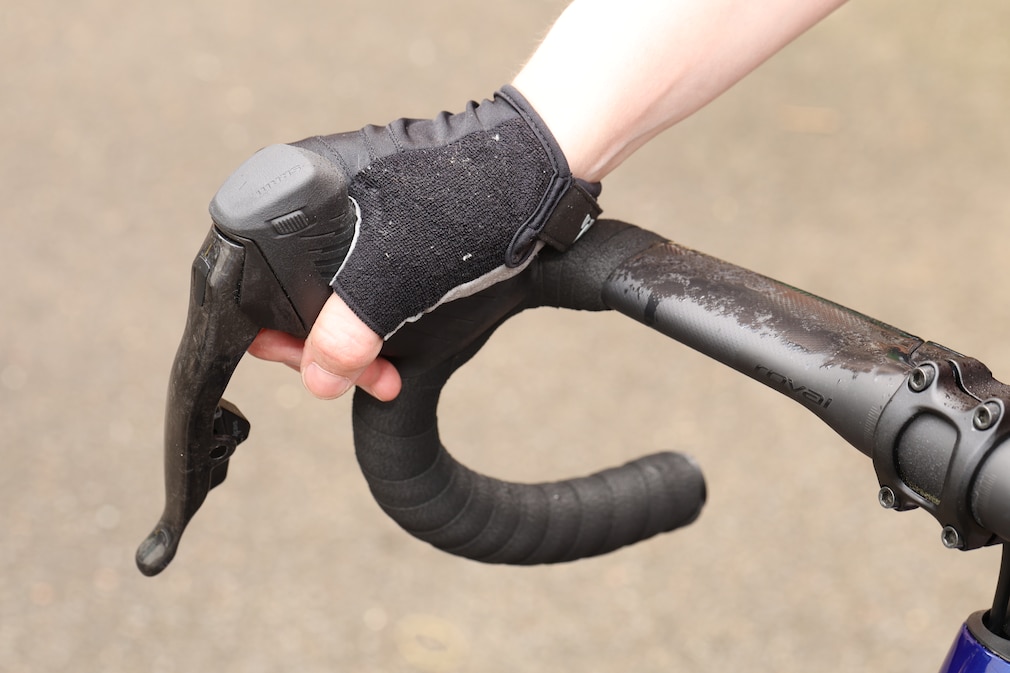 Mit dem Vaude Men's Active Gloves wird an einen nassen Lenker gegriffen.
