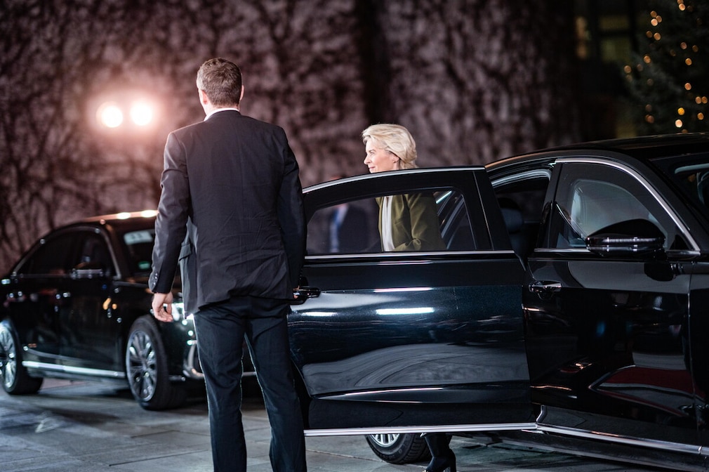 Ursula von der Leyen entsteigt ihrem Dienstwagen und begrüßt Bundeskanzler Friedrich Merz (CDU)