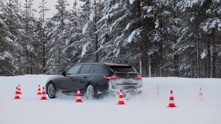 BMW 5er bremst auf Schnee.