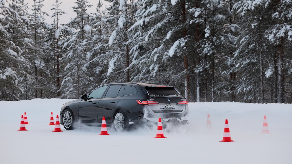 BMW 5er bremst auf Schnee.