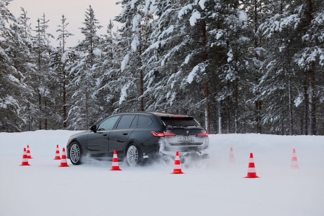 BMW 5er bremst auf Schnee.