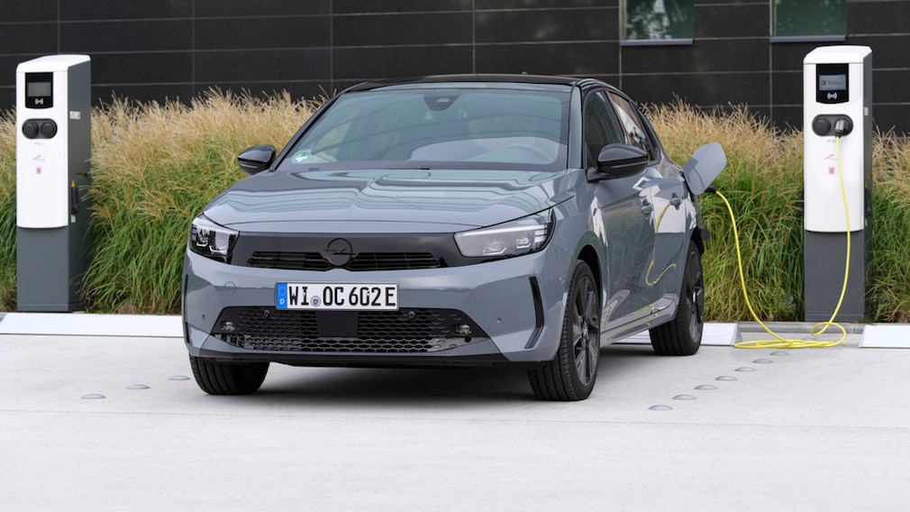 Opel Corsa Electric an der Ladesäule