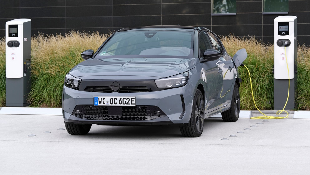 Opel Corsa Electric an der Ladesäule