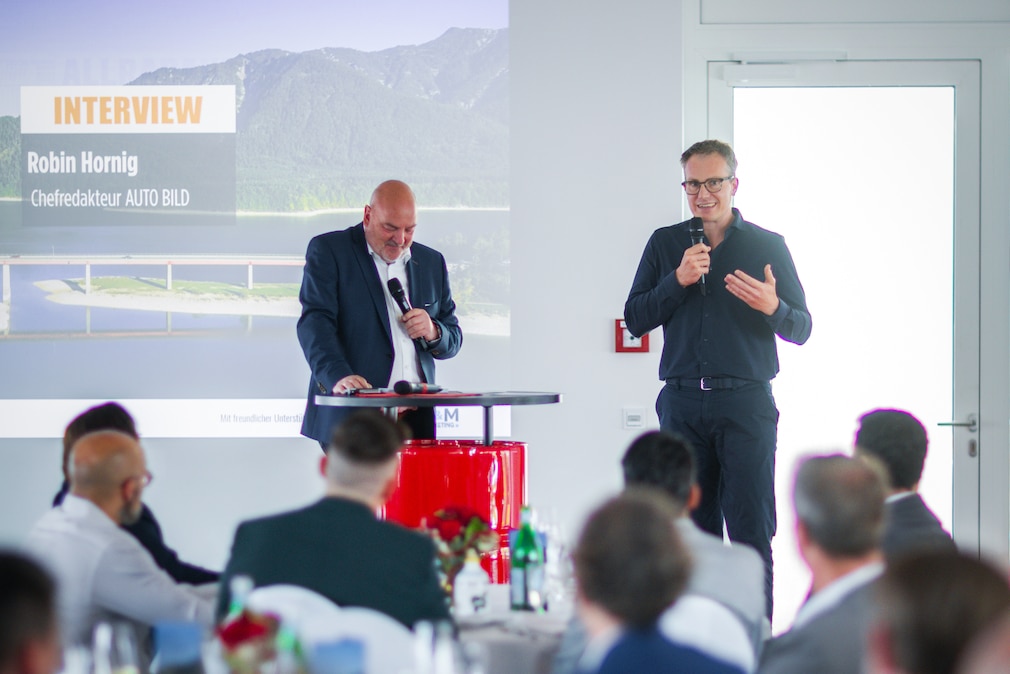 Chefredakteur Robin Hornig begrüßt zusammen mit Moderator Stefan Müller (Geschäftsführer B&M Marketing) die Gäste