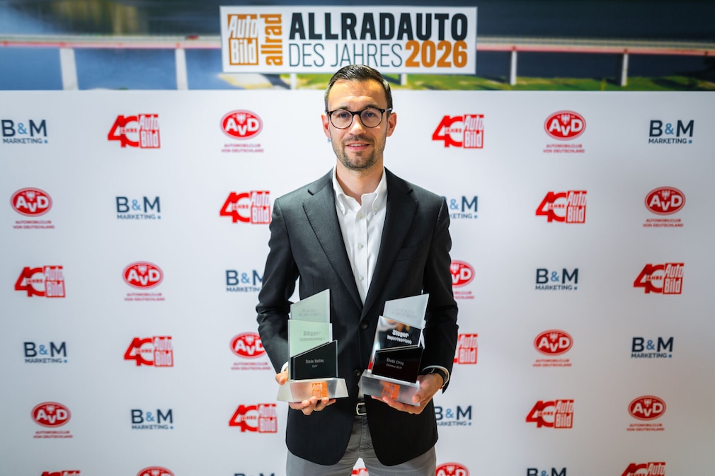 Auch Skoda feiert einen Doppelsieg: Thomas Kretschmer, Head of Product Marketing, präsentiert die Allrad Awards für den Skoda Kodiaq als Importsieger bei den SUVs und den Skoda Elroq als Importsieger bei den Elektro-SUVs.