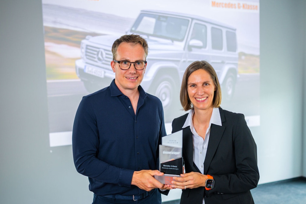 Bei den Klassischen Geländewagen bekam Marion Gottlieb, Leiterin Produktmanagement and Sales Mercedes G-Klasse, den Allrad Award für die G-Klasse von Robin Hornig überreicht.