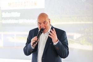 Durch das Programm führten Moderator Stefan Müller, Geschäftsführer des AUTO BILD-Vermarkters B&M Marketing ...