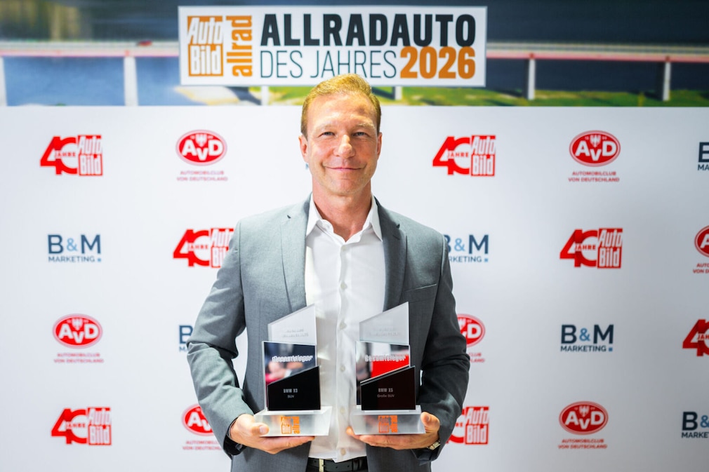 Wolfgang Hacker, Produktmanager BMW Mittelklasse, freut sich über zwei Allrad Awards für die Marke BMW