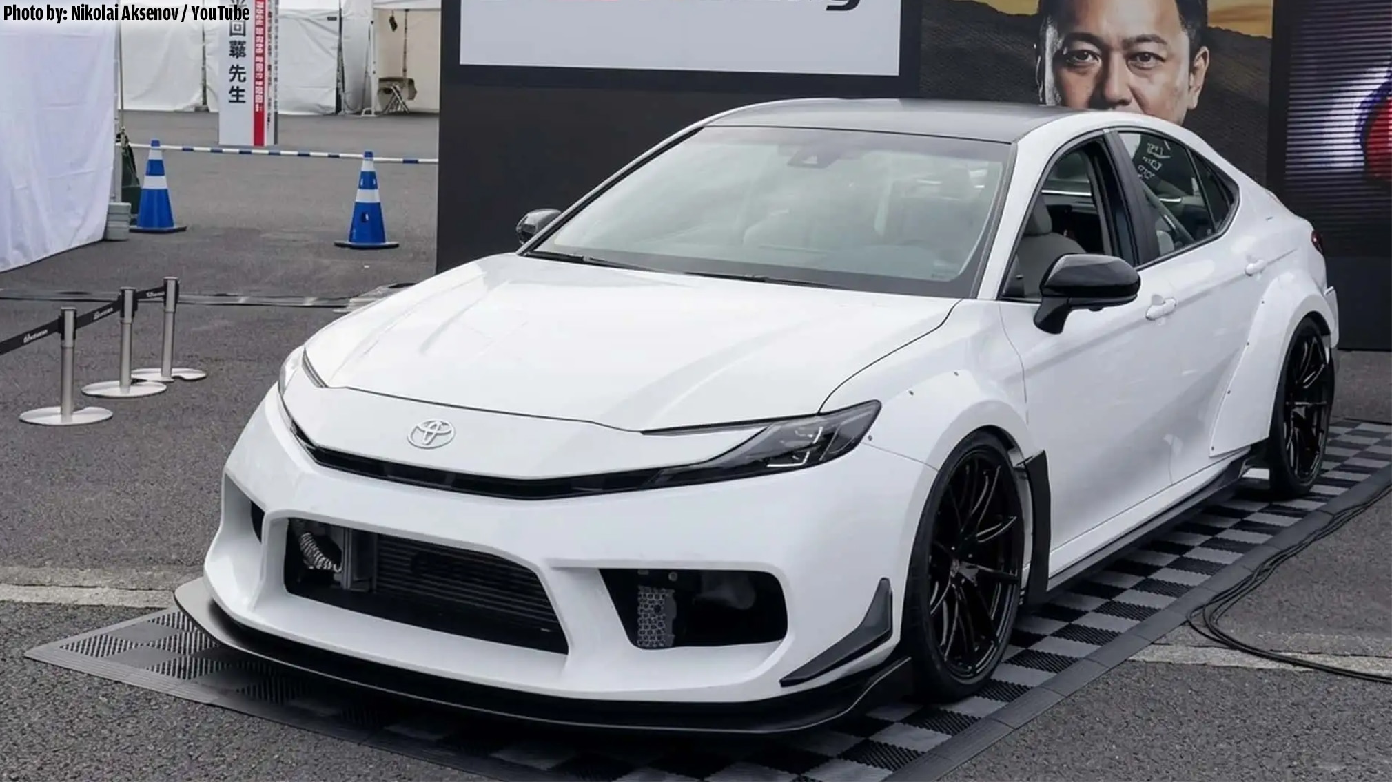 Dieser-Toyota-Camry-hat-7-Zylinder-und-700-PS