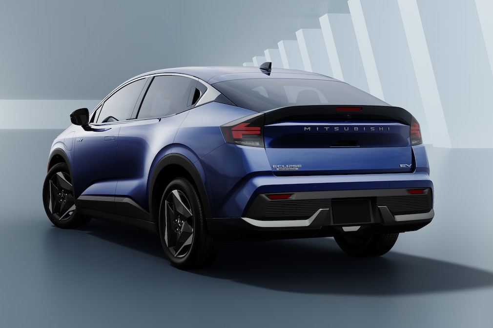 Mitsubishi Eclipse Sportback von schräg hinten im Studio