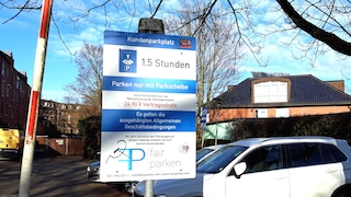 Supermarkt-Parkplatz Schild fürs Parken
