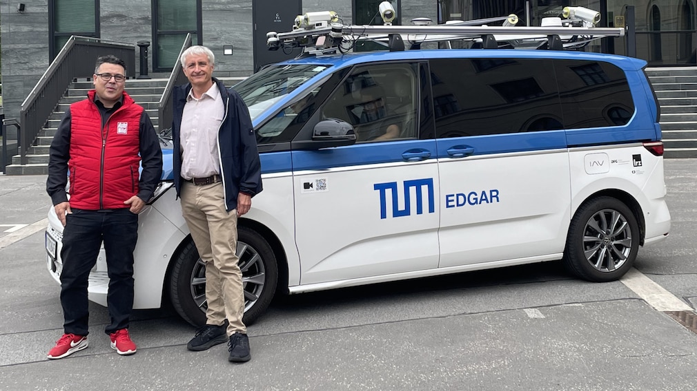 Simulation einer Realfahrt mit EDGAR (TUM) zur Genehmigung des Betriebsbereichs von Level -4-Fahrzeugen durch TÜV-Verband in Berlin 9.6.26 mit Raphael Schuderer