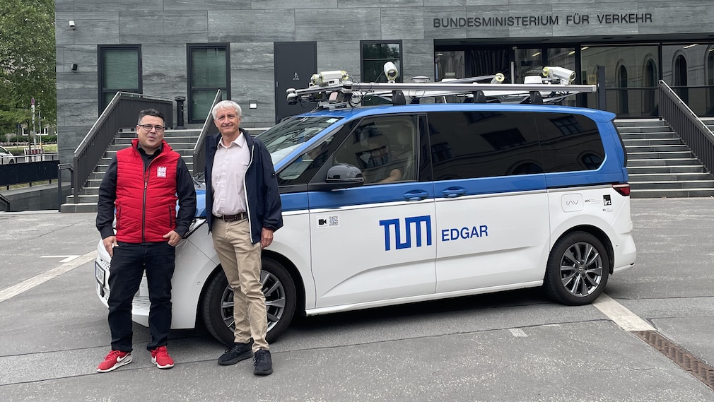 Simulation einer Realfahrt mit EDGAR (TUM) zur Genehmigung des Betriebsbereichs von Level -4-Fahrzeugen durch TÜV-Verband in Berlin 9.6.26 mit Raphael Schuderer