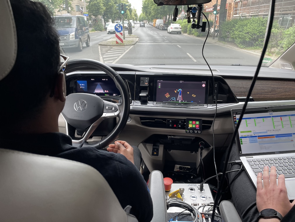 Simulation einer Realfahrt mit EDGAR (TUM) zur Genehmigung des Betriebsbereichs von Level -4-Fahrzeugen durch TÜV-Verband in Berlin 9.6.26 mit Raphael Schuderer