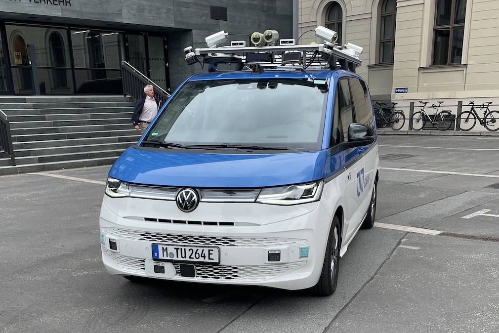 Simulation einer Realfahrt mit EDGAR (TUM) zur Genehmigung des Betriebsbereichs von Level -4-Fahrzeugen durch TÜV-Verband in Berlin 9.6.26 mit Raphael Schuderer