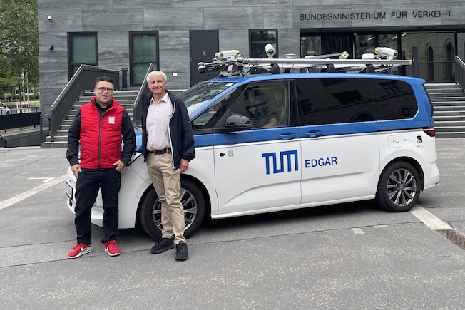 Simulation einer Realfahrt mit EDGAR (TUM) zur Genehmigung des Betriebsbereichs von Level -4-Fahrzeugen durch TÜV-Verband in Berlin 9.6.26 mit Raphael Schuderer