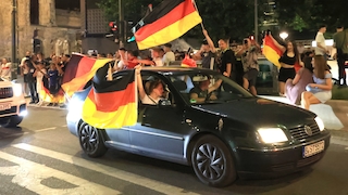 Autokorso nach dem Spiel im Viertelfinale Deutschland gegen Italien (6:5) bei der Fußball-Europameisterschaft 2016 auf dem Kurfürstendamm.