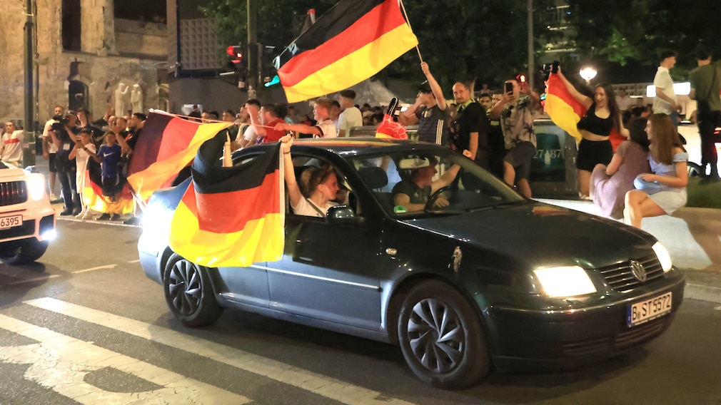 Autokorso nach dem Spiel im Viertelfinale Deutschland gegen Italien (6:5) bei der Fußball-Europameisterschaft 2016 auf dem Kurfürstendamm.