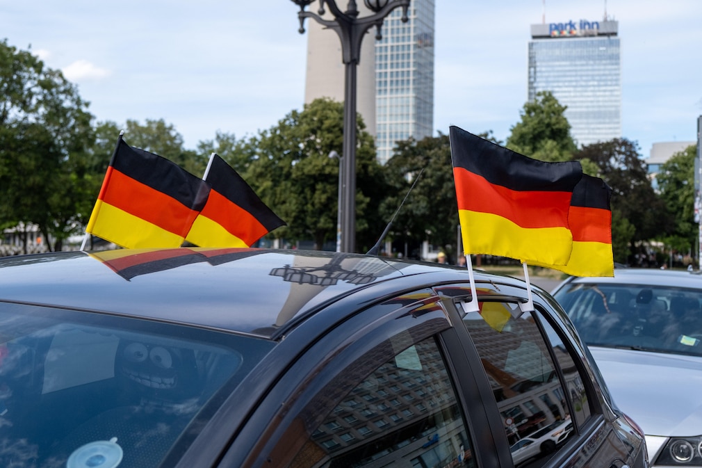Beim Autokorso wie auch bei der Alltagsfahrt während der WM beliebt: Flaggen am Auto
