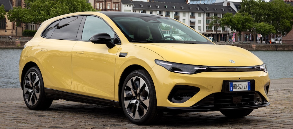 Leapmotor B05 auf einer Kaimauer, im Hintergrund eine Stadt