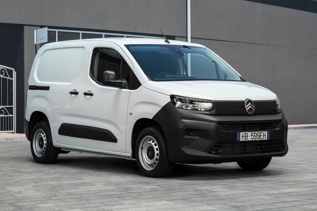 Citroen Berlingo Van First auf einem Hof