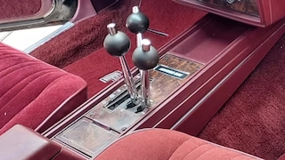 Drei Getriebehebel im Oldsmobile Hurst/Olds
