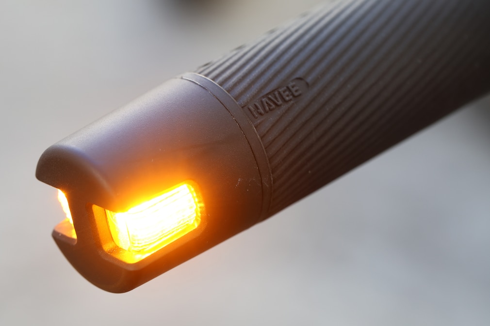 Detailaufnahme des in das Lenkerende integrierten Blinkers des Navee XT5 Max während des Betriebs.