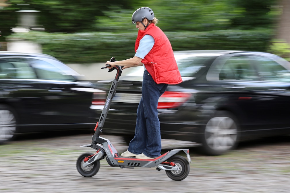 Detailaufnahme einer Person mit Helm auf einem NAVEE XT5 Max während einer Testfahrt im Straßenverkehr.