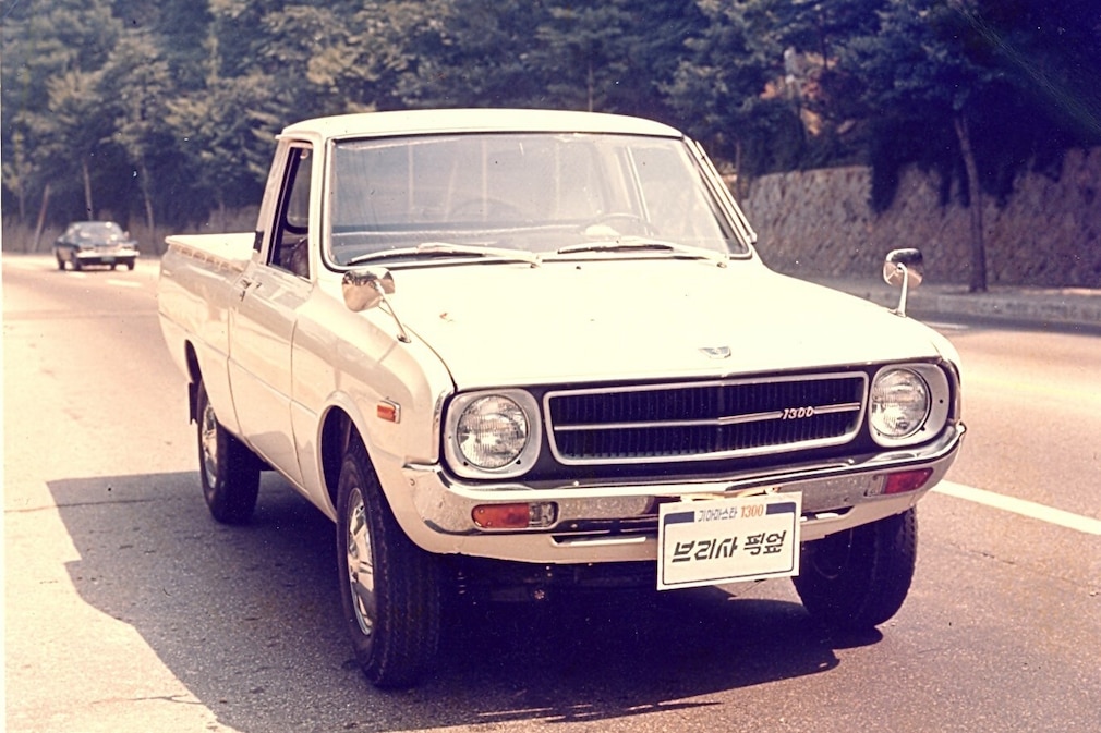 Kia Brisa Pick-up stehend von schräg vorn