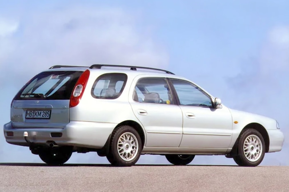 Kia Clarus Kombi stehend von schräg hinten