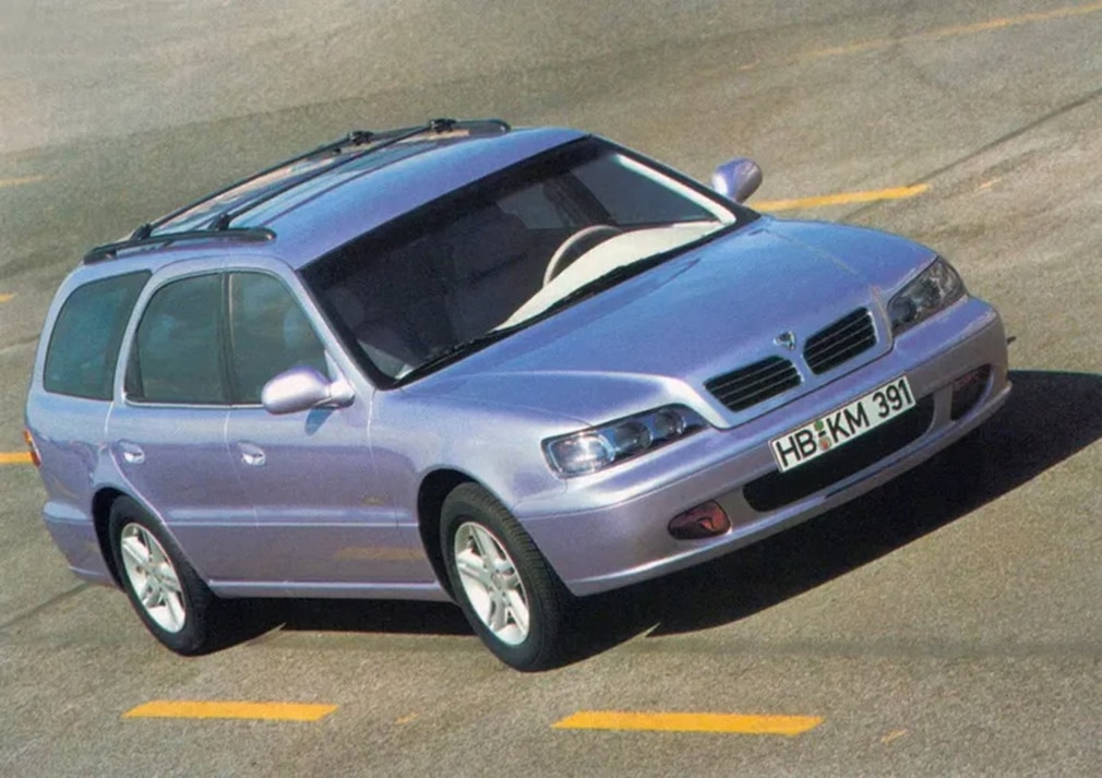Kia Clarus fahrend schräg von vorn