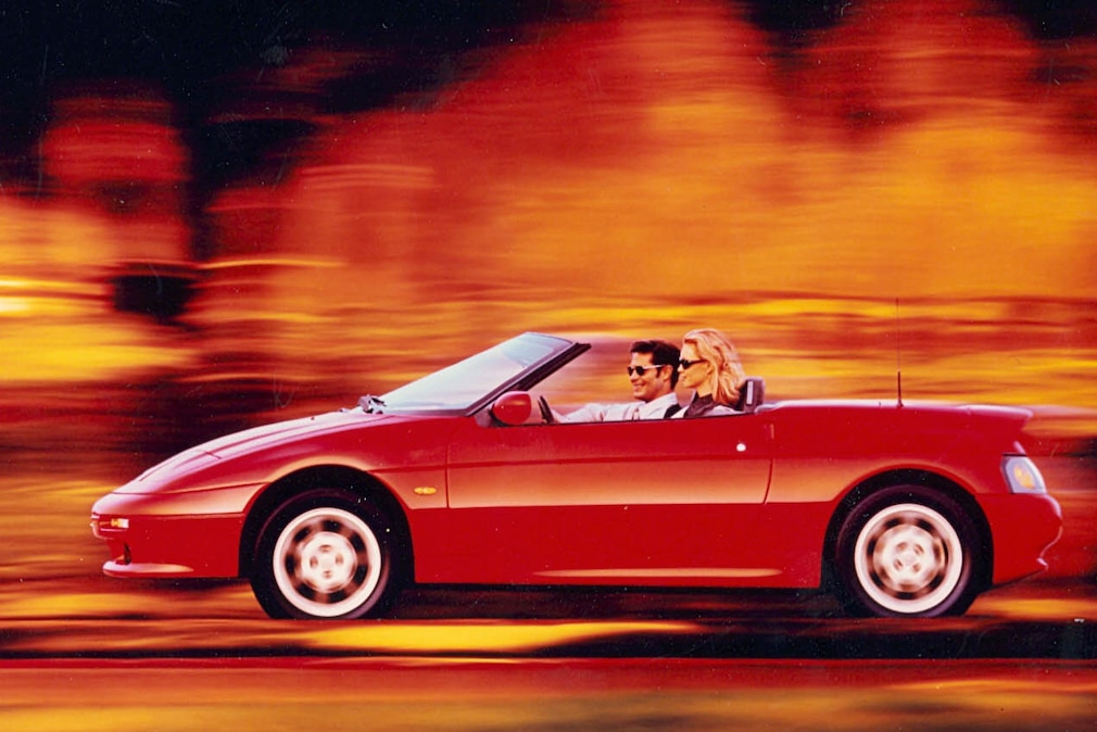 Kia Elan fahrend schräg von der Seite