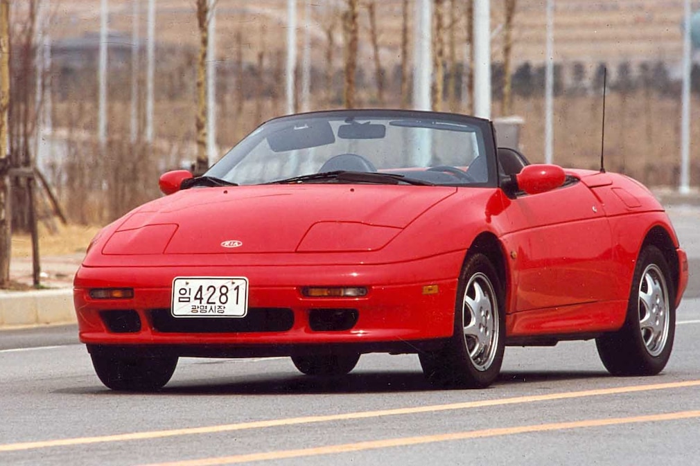 Kia Elan fahrend schräg von vorn